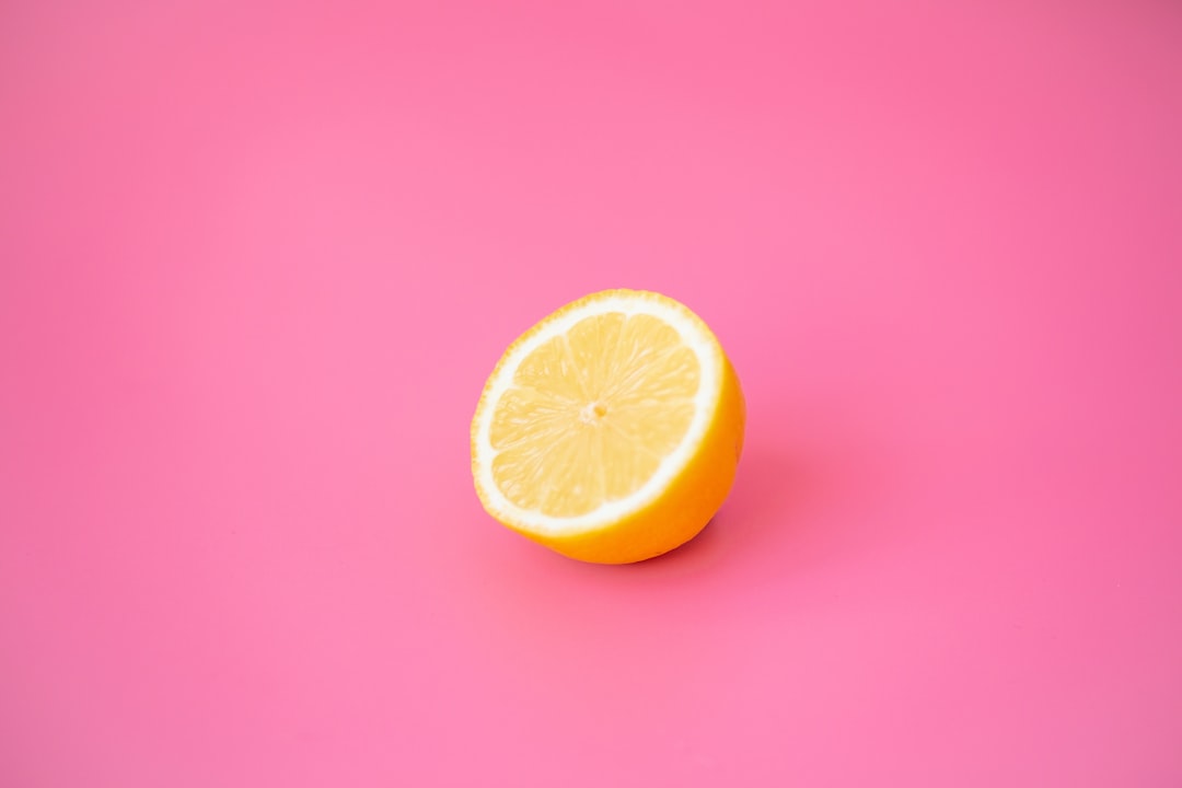 découvrez les bienfaits du citron : un agrume rafraîchissant, riche en vitamine c, idéal pour rehausser vos plats, préparer des boissons savoureuses et prendre soin de votre santé. explorez nos astuces et recettes pour intégrer le citron dans votre quotidien!