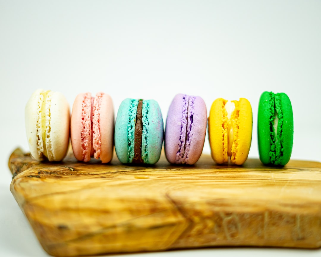 découvrez l'univers délicat des macarons, ces petites gourmandises colorées et croquantes à l'extérieur, fondantes à l'intérieur. parfaits pour toutes les occasions, apprenez à les réaliser chez vous avec nos recettes faciles et inratables.