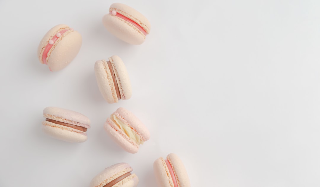 découvrez l'univers délicat des macarons, ces douceurs colorées et croquantes à l'extérieur, fondantes à l'intérieur. parfaits pour toute occasion, laissez-vous séduire par une multitude de saveurs allant des plus classiques aux plus audacieuses. apprenez à les préparer avec nos recettes faciles et savourez ces petits gâteaux raffinés qui feront le bonheur de vos papilles.