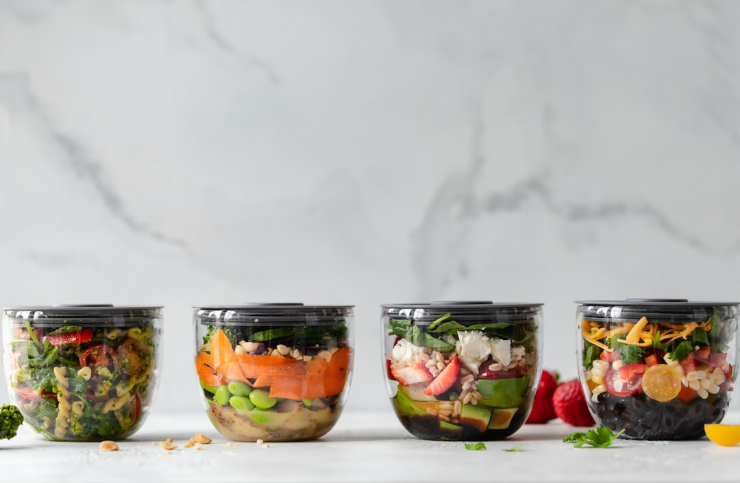 découvrez l'art du meal prep pour simplifier vos repas hebdomadaires. apprenez à organiser, préparer et conserver des plats sains et savoureux en un minimum de temps, tout en réduisant le stress lié à la cuisine quotidienne. adoptez des astuces pratiques pour une alimentation équilibrée et gagner en efficacité dans votre routine.