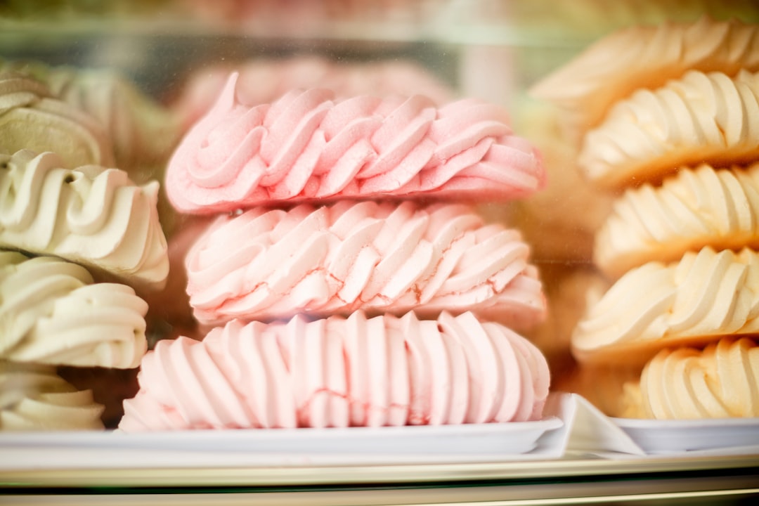 découvrez la recette parfaite de la meringue, ce délicieux dessert léger et croustillant. apprenez à réaliser des meringues dorées et sucrées, idéales pour accompagner vos pâtisseries ou à déguster seules. explorez les astuces pour réussir des meringues à la texture irréprochable.