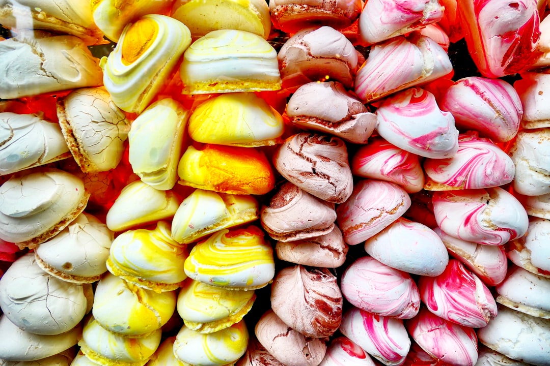 découvrez la délicatesse de la meringue ! apprenez à préparer cette douceur légère et croustillante, parfaite pour vos desserts ou à déguster seule. avec nos recettes et astuces, réalisez des meringues qui raviront vos papilles.