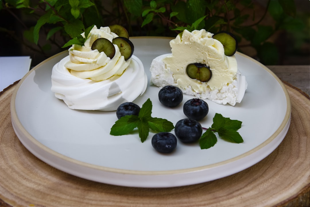 découvrez l'univers délicat des meringues, des douceurs aérées et croustillantes, idéales pour accompagner vos desserts ou à déguster seules. apprenez les secrets de leur préparation et laissez-vous séduire par cette gourmandise légère et savoureuse.