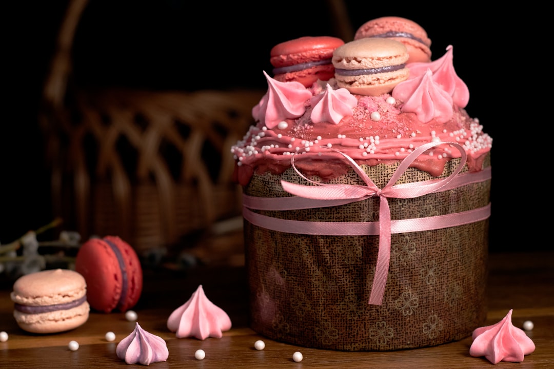 découvrez l'art de la meringue, une délicieuse pâtisserie aérienne à base de blancs d'œufs et de sucre. apprenez à réaliser différentes recettes, des meringues croustillantes aux pavlovas onctueuses, parfaites pour égayer vos desserts. idéales pour toutes les occasions, laissez-vous séduire par la légèreté et la douceur de ces gourmandises !