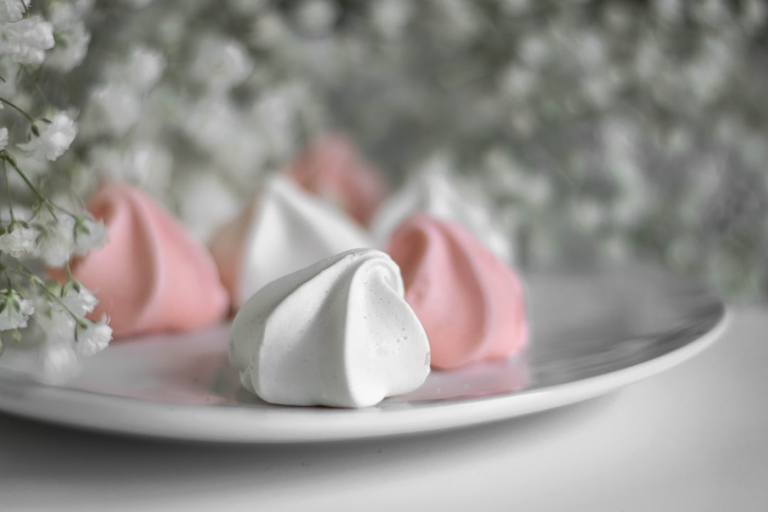 découvrez la délicatesse de la meringue, une douceur légère et aérienne, parfaite pour accompagner vos desserts ou se déguster seule. apprenez des astuces de préparation et variez les plaisirs avec nos recettes gourmandes.