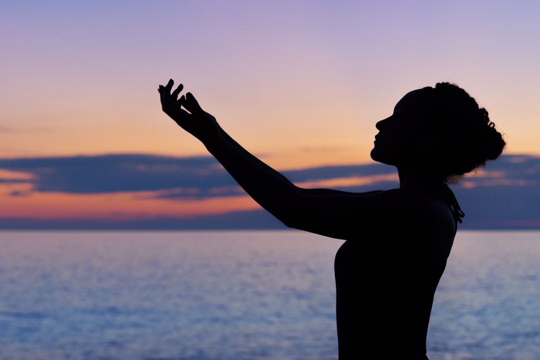 découvrez les bienfaits de la pleine conscience (mindfulness) pour améliorer votre bien-être mental et émotionnel. apprenez des techniques simples pour vivre l'instant présent, réduire le stress et favoriser la sérénité au quotidien.