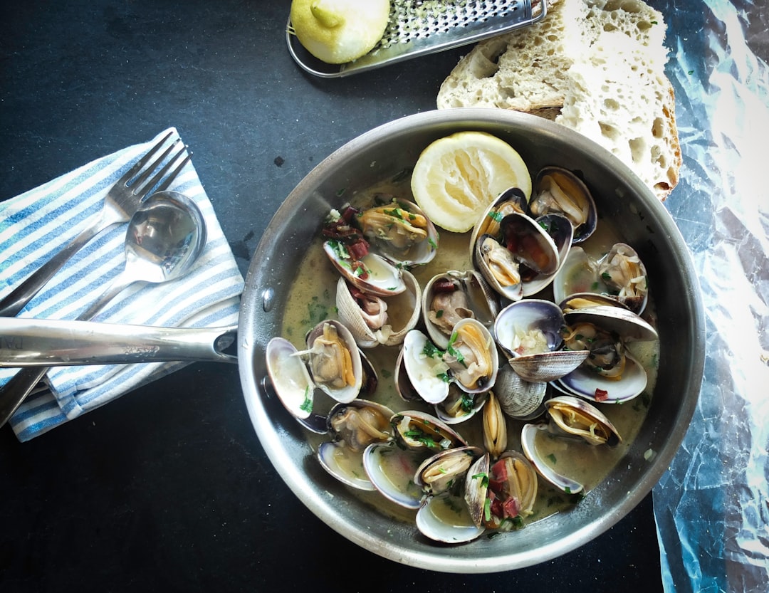 découvrez l'univers savoureux des moules avec des recettes délicieuses et des conseils de préparation. apprenez à cuisiner ces fruits de mer riches en nutriments, parfaits pour des repas conviviaux et raffinés.