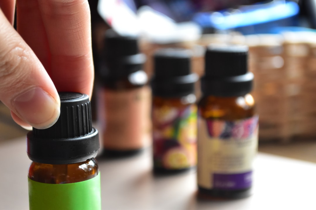 découvrez l'univers des essences naturelles : des parfums envoûtants et des propriétés bienfaisantes pour le bien-être au quotidien. plongez dans l'aromathérapie et explorez les bienfaits des huiles essentielles pour votre santé.