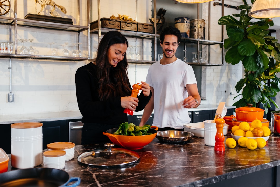 découvrez la recette authentique de la salade niçoise, un plat emblématique de la cuisine méditerranéenne. savourez des ingrédients frais tels que des tomates, des haricots verts, des olives et du thon, le tout agrémenté d'une vinaigrette savoureuse. parfait pour un repas léger ou un pique-nique estivale!