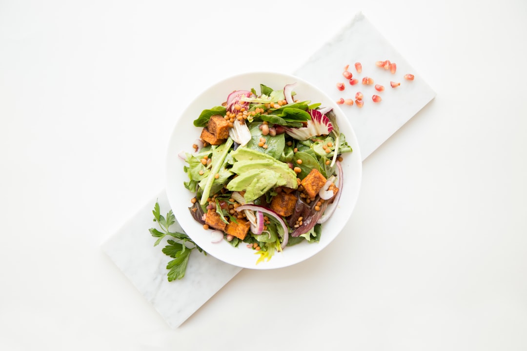 découvrez notre délicieuse recette de salade niçoise, un plat traditionnel de la cuisine française, frais et coloré, parfait pour vos repas d'été. apprenez à marier tomates, olives, haricots verts et thon pour une explosion de saveurs.