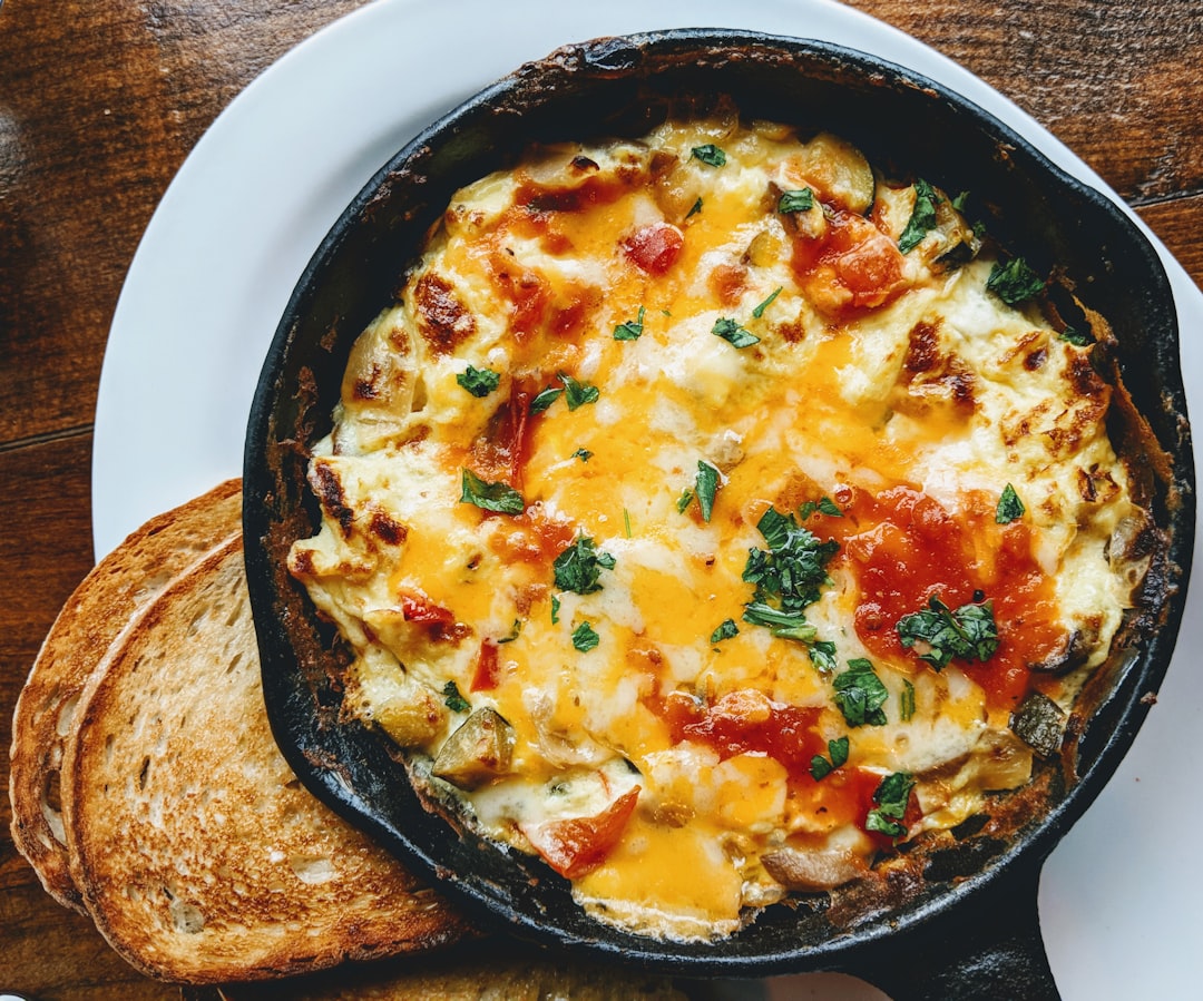 découvrez notre délicieuse recette d'omelette, un plat simple et savoureux qui ravira vos papilles. apprenez à préparer cette spécialité aux multiples variantes, parfaite pour un petit-déjeuner nourrissant ou un repas rapide. trop de choix ? nos conseils vous guideront pour personnaliser votre omelette selon vos envies !