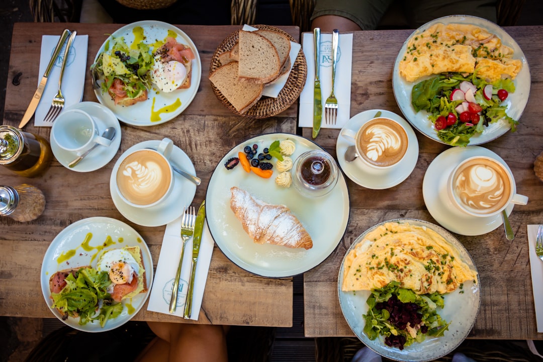 découvrez la recette parfaite de l'omelette, un plat savoureux et rapide à préparer. apprenez à cuisiner une omelette moelleuse, garnie d'ingrédients variés pour éveiller vos papilles. idéale pour un petit déjeuner, un déjeuner ou un dîner léger.