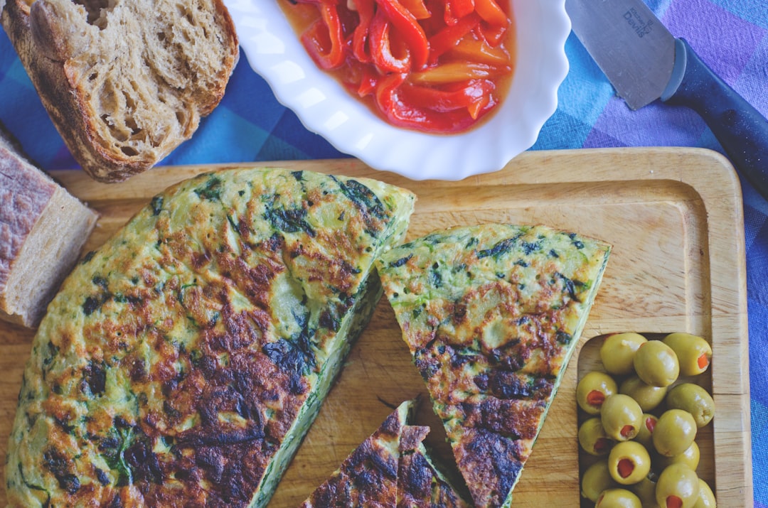 découvrez la recette parfaite de l'omelette, un plat savoureux et facile à préparer qui ravira vos papilles. que vous préfériez une omelette classique aux herbes ou agrémentée de légumes et de fromage, laissez-vous inspirer pour un repas rapide et délicieux.