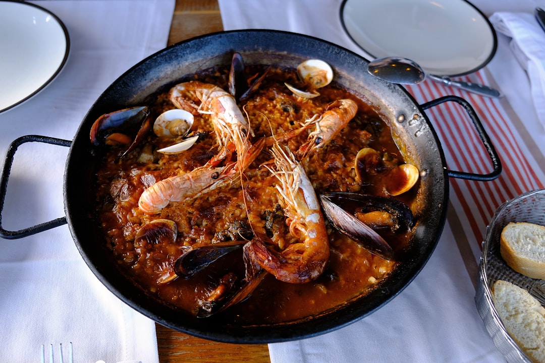 découvrez la succulente paella, un plat emblématique de la cuisine espagnole, mêlant riz savoureux, fruits de mer frais et morceaux de viande. parfait pour partager en famille ou entre amis, laissez-vous séduire par ses couleurs et ses arômes envoûtants.