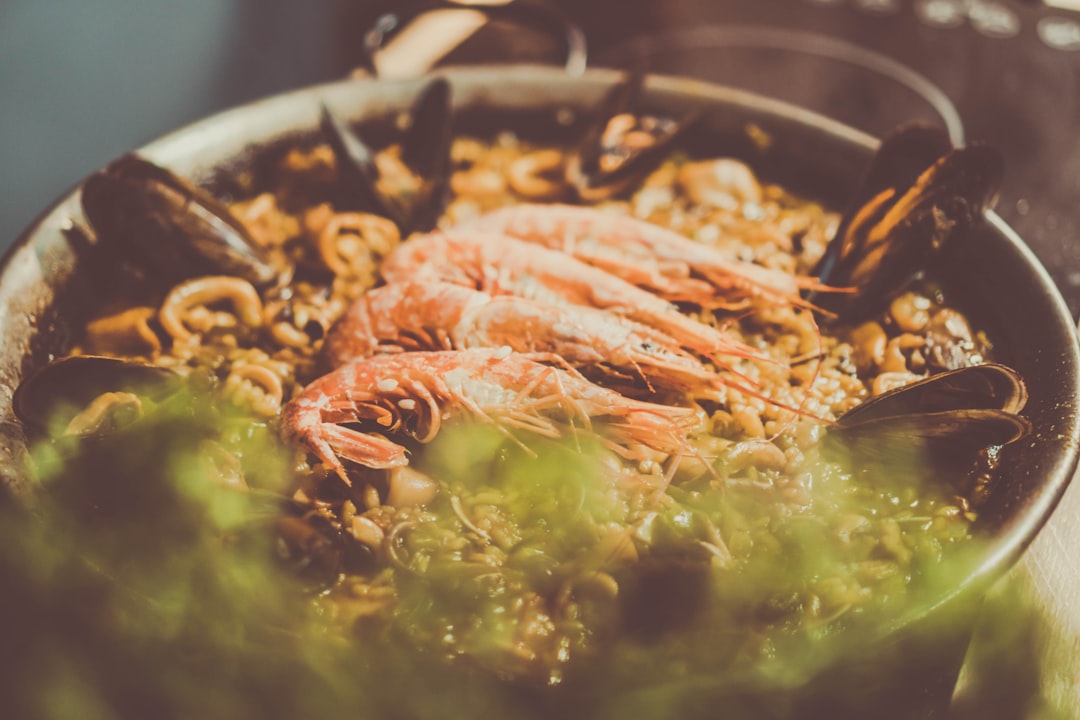 découvrez la paella, un plat traditionnel espagnol savoureux et coloré, composé de riz, de fruits de mer, de viande et d'épices. apprenez à préparer cette recette emblématique qui ravira vos papilles et impressionnera vos invités.
