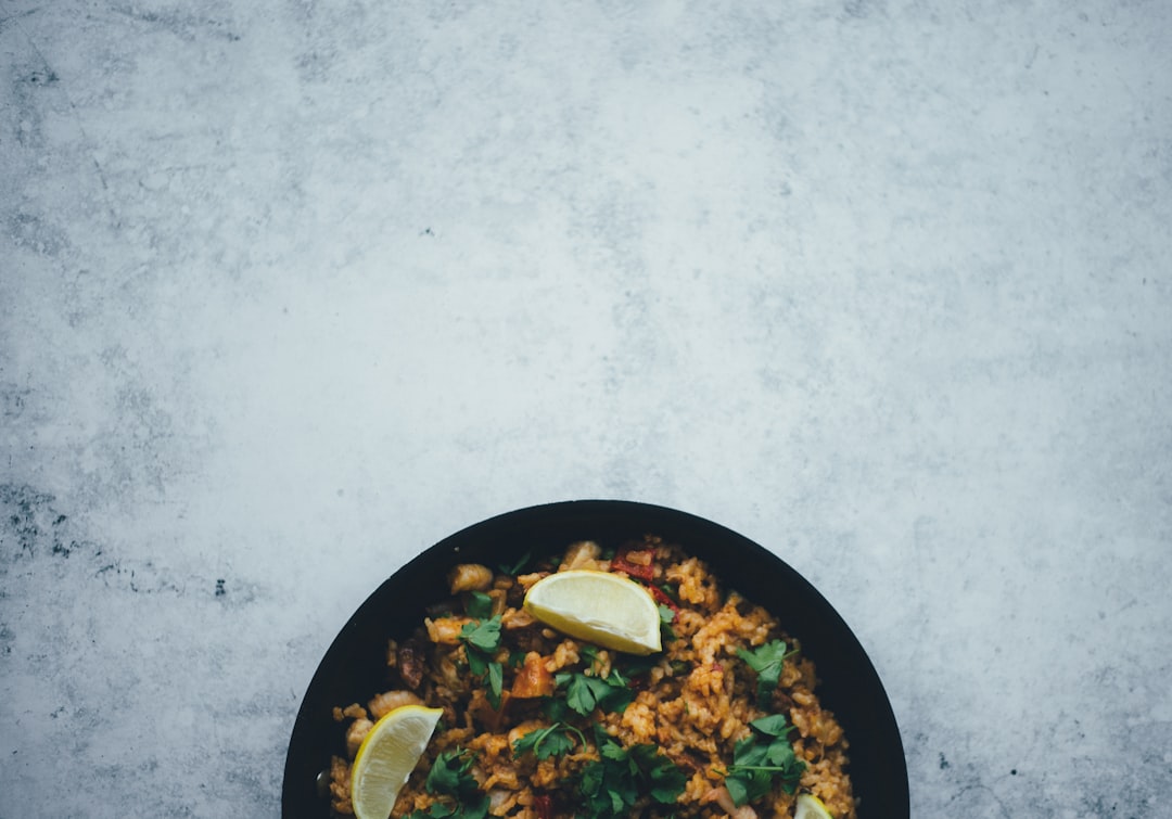 découvrez la paella, ce plat emblématique de la cuisine espagnole qui allie riz parfumé, fruits de mer, viandes savoureuses et épices envoûtantes. apprenez à préparer une paella authentique pour émerveiller vos invités et égayer vos repas.