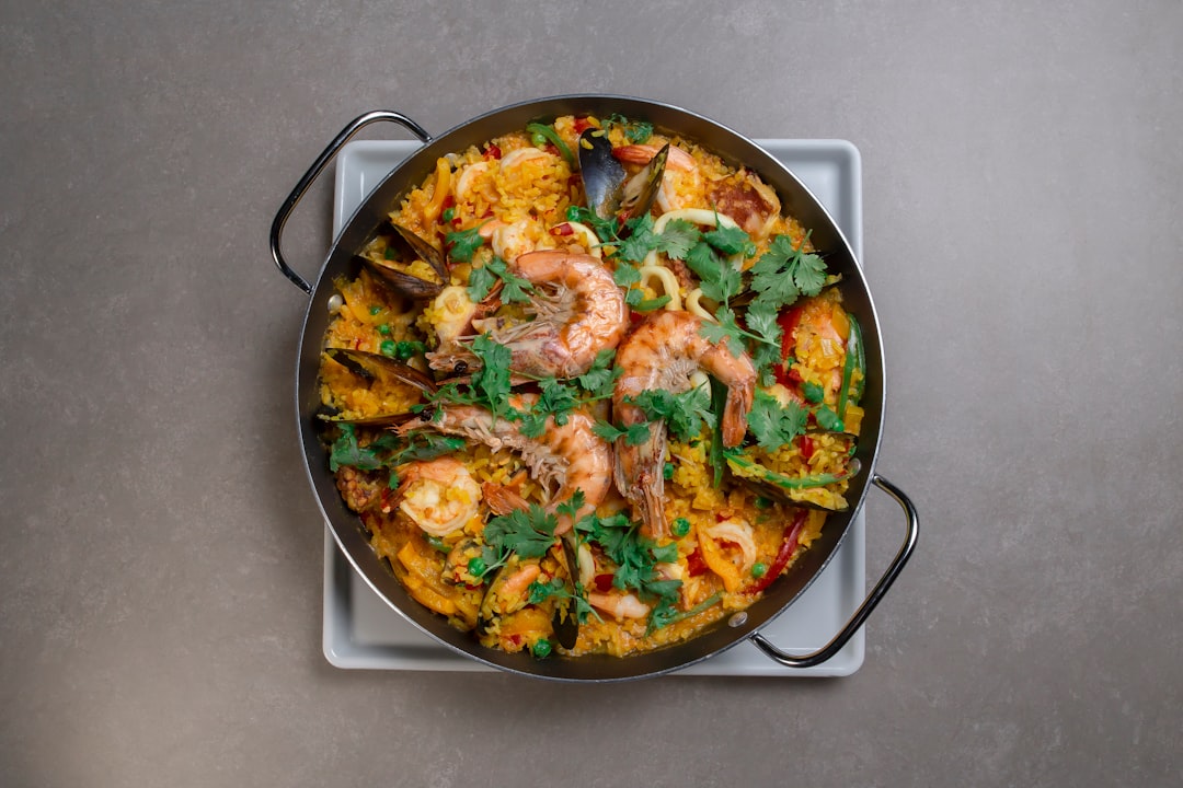 découvrez la recette authentique de la paella, un plat savoureux originaire d'espagne, à base de riz, de fruits de mer et de légumes. apprenez à préparer ce délice coloré et savoureux qui ravira vos convives lors de vos repas en famille ou entre amis.