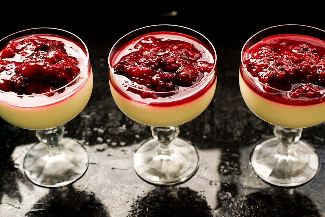 découvrez notre délicieuse recette de panna cotta, un dessert italien crémeux et raffiné, parfait pour impressionner vos invités. facile à préparer, ce délice se marie à merveille avec des coulis de fruits ou des éclats de chocolat.