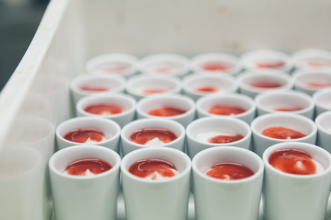 découvrez la recette authentique de la panna cotta, un dessert italien crémeux et délicat, idéal pour ravir vos papilles. facile à réaliser, elle se marie parfaitement avec des coulis de fruits ou des garnitures gourmandes.