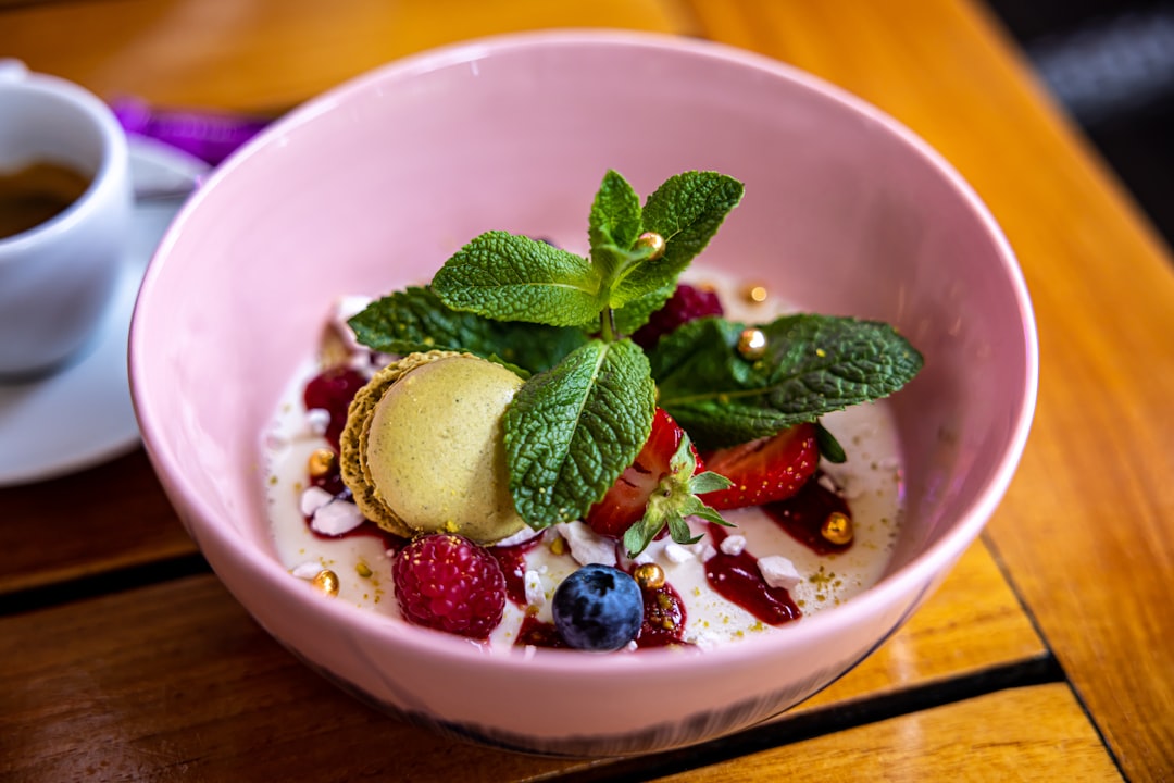 découvrez notre délicieuse recette de panna cotta, un dessert italien crémeux et onctueux, relevé de coulis de fruits ou de caramel. idéal pour impressionner vos invités ou pour un moment gourmand en famille.