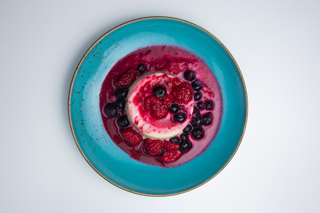 découvrez la panna cotta, un dessert italien crémeux et délicat, parfait pour impressionner vos invités. facile à réaliser, elle se marie à merveille avec des coulis de fruits frais ou du caramel, offrant une explosion de saveurs à chaque bouchée.
