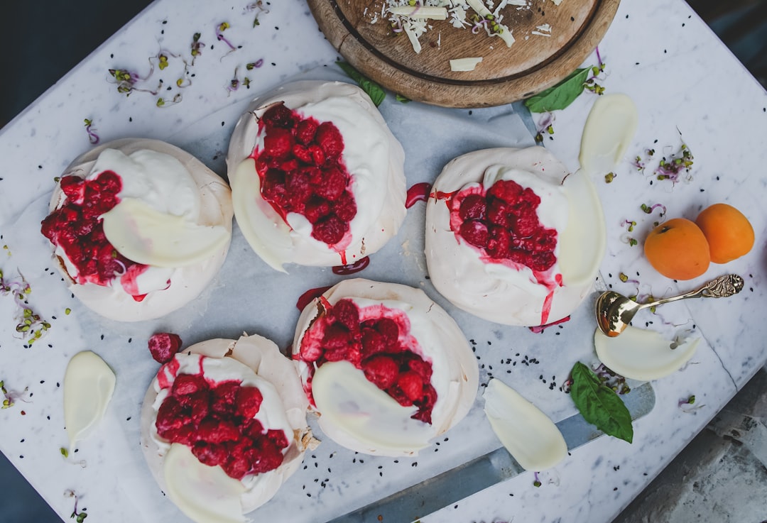 découvrez la pavlova, un dessert léger et aérien à base de meringue, garni de crème fouettée et de fruits frais. parfait pour impressionner vos invités, cette douceur originaire de nouvelle-zélande et d'australie est un incontournable pour toute occasion festive.