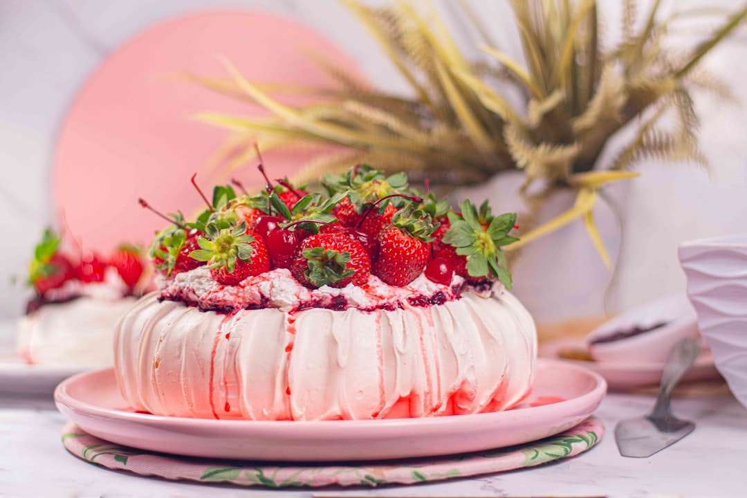 découvrez la délicieuse pavlova, un dessert meringué léger et aéré, garni de fruits frais et de crème fouettée. parfait pour impressionner vos invités lors d'une occasion spéciale ou pour savourer à tout moment. apprenez à réaliser cette recette authentique et régalez vos papilles!