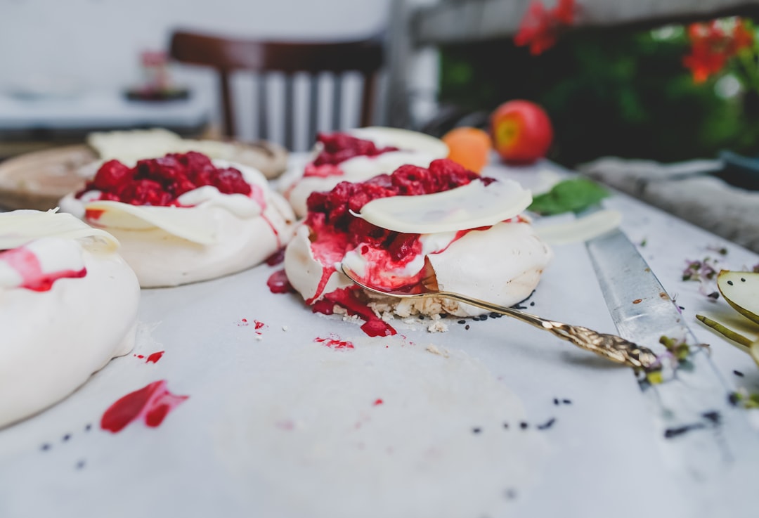 découvrez la délicieuse pavlova, un dessert léger à base de meringue, garni de crème fouettée et de fruits frais. parfait pour toutes les occasions, ce dessert classique allie finesse et gourmandise.