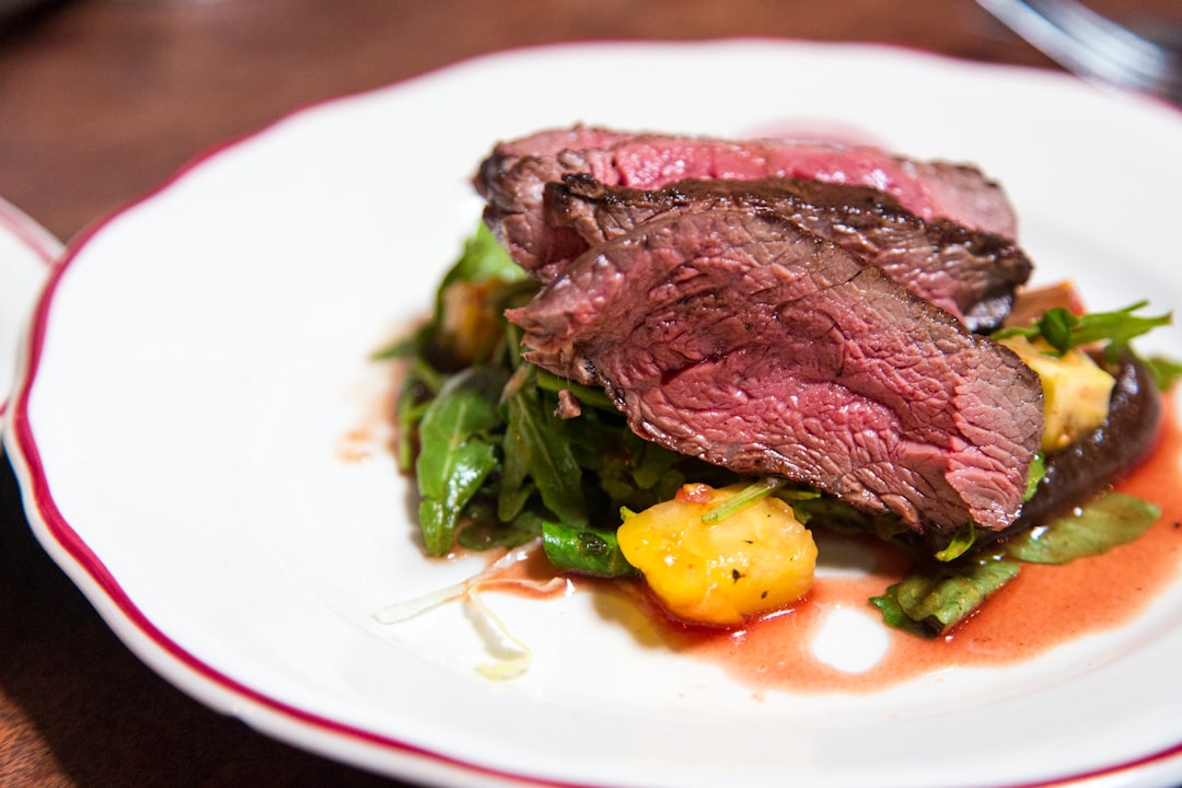 découvrez comment préparer le steak parfait avec des astuces de cuisson, des conseils sur les meilleures coupes et des recettes savoureuses qui raviront vos papilles. transformez vos dîners en moments inoubliables avec un steak juteux et savoureux.