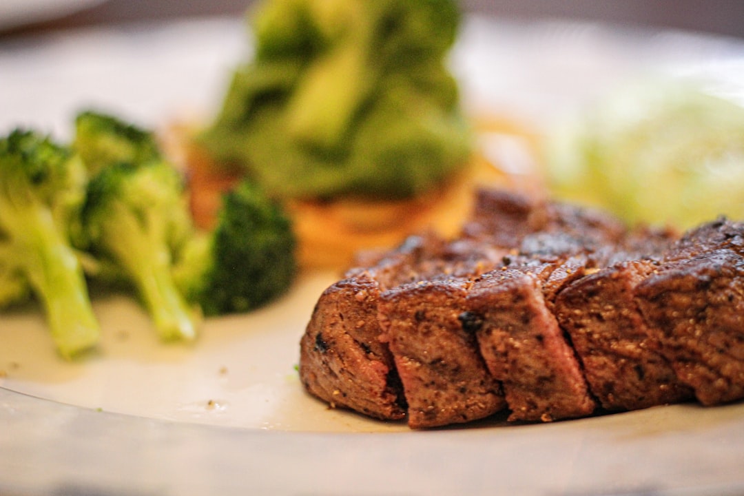 découvrez le secret d'un steak parfait avec nos conseils de cuisson, recettes savoureuses et astuces pour choisir la viande idéale. réveillez le chef qui est en vous et régalez-vous avec un plat succulent qui séduira vos invités.