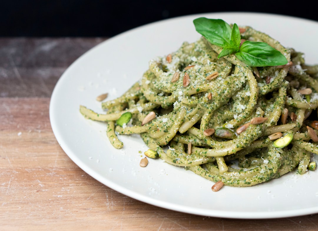 découvrez notre délicieuse recette de pesto maison, une sauce irrésistible à base de basilic frais, d'ail, de pignons de pin et de parmesan. idéale pour accompagner vos pâtes, vos viandes ou à tartiner sur du pain, ce classique de la cuisine italienne enchantera vos plats et vos convives.