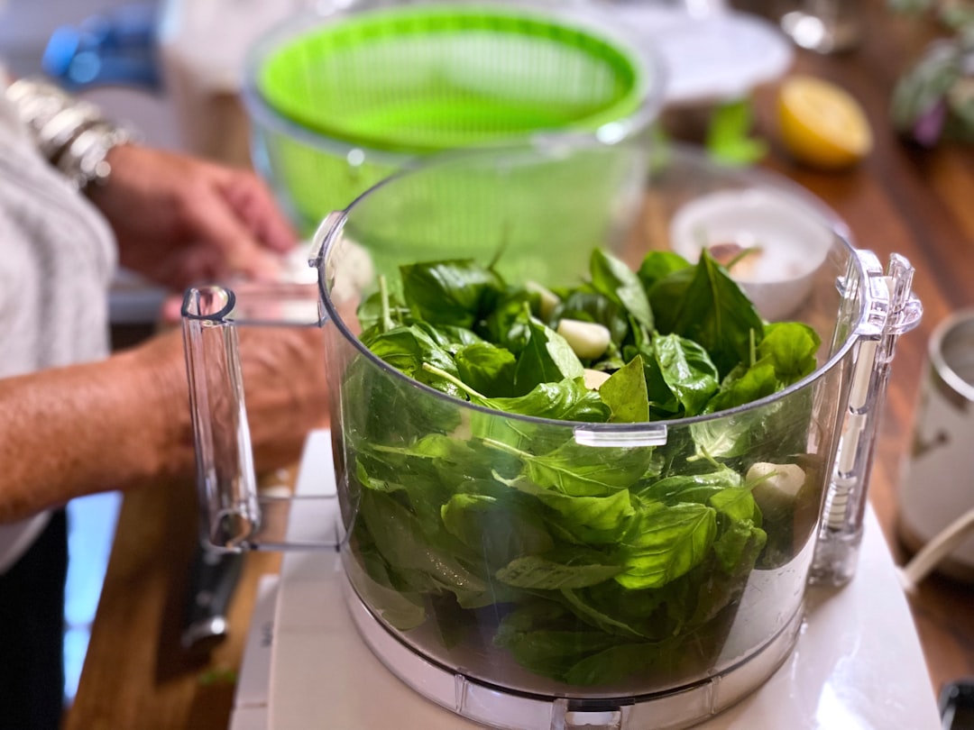 découvrez notre recette de pesto maison, une sauce délicieuse et aromatique à base de basilic frais, d'ail, de pignons de pin et de parmesan. idéale pour rehausser vos plats de pâtes, salades, ou en tant que tartinade sur des toasts. simple et rapide à réaliser, le pesto apporte une touche d'italie à votre cuisine.