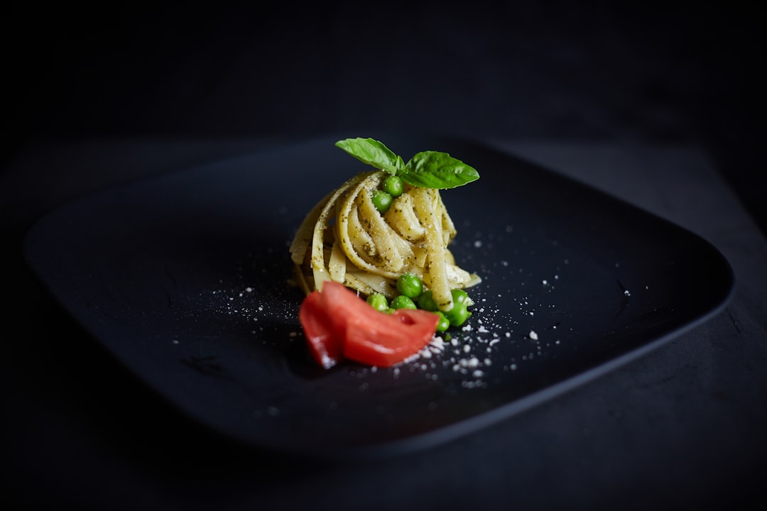 découvrez la recette authentique du pesto, une sauce italienne savoureuse à base de basilic frais, de pignons de pin, et de parmesan. parfaite pour accompagner vos pâtes, vos viandes ou même des légumes grillés, ce délice vous transportera directement en italie. apprenez à le préparer facilement chez vous pour rehausser tous vos plats !
