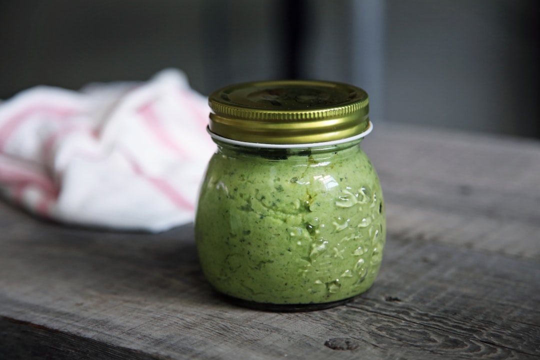 découvrez notre délicieuse recette de pesto, un mélange savoureux de basilic frais, d'ail, de pignons de pin et d'huile d'olive. parfait pour accompagner vos pâtes, viandes ou en tant que tartinade, ce pesto maison va ravir vos papilles et apporter une touche méditerranéenne à vos plats.