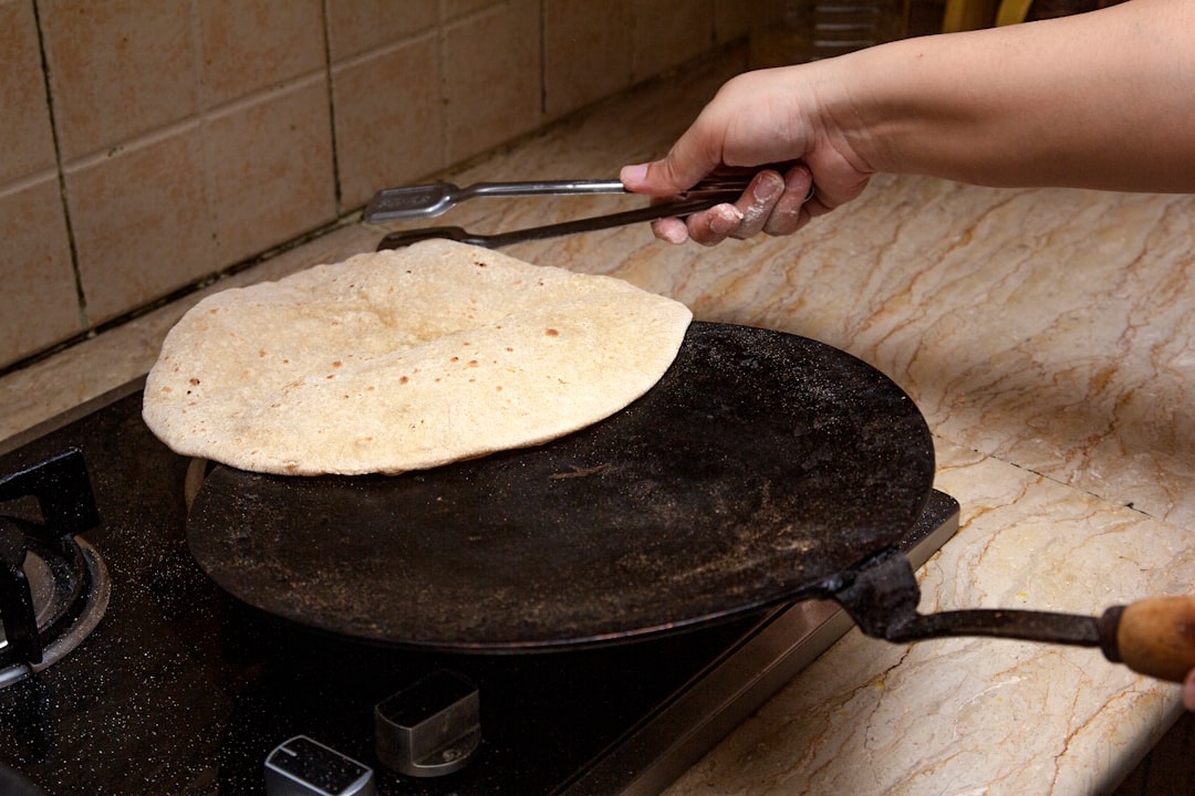 découvrez le pita, un pain traditionnel moelleux d'origine méditerranéenne, parfait pour vos recettes de wraps, sandwiches ou plats garnis. savoureux et polyvalent, il saura ravir vos papilles à chaque bouchée !