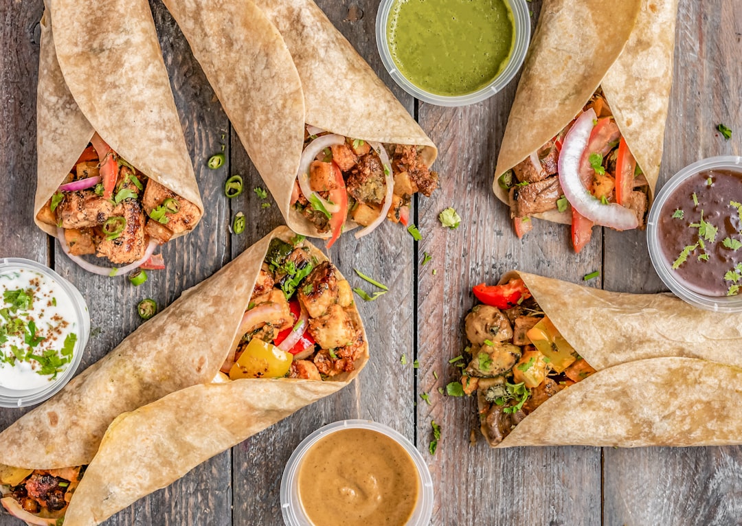 découvrez le plaisir d'une pita délicieusement garnie, alliant saveurs méditerranéennes et textes authentiques. une expérience culinaire unique à savourer à chaque bouchée.