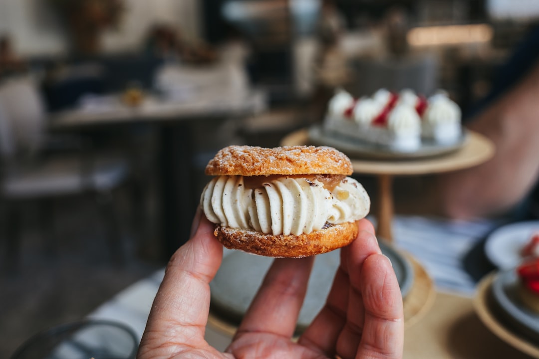 découvrez l'irrésistible goût des profiteroles, ces délicieuses pâtisseries françaises garnies de crème chantilly et recouvertes d'un chocolat fondant. parfaites pour satisfaire toutes vos envies sucrées !