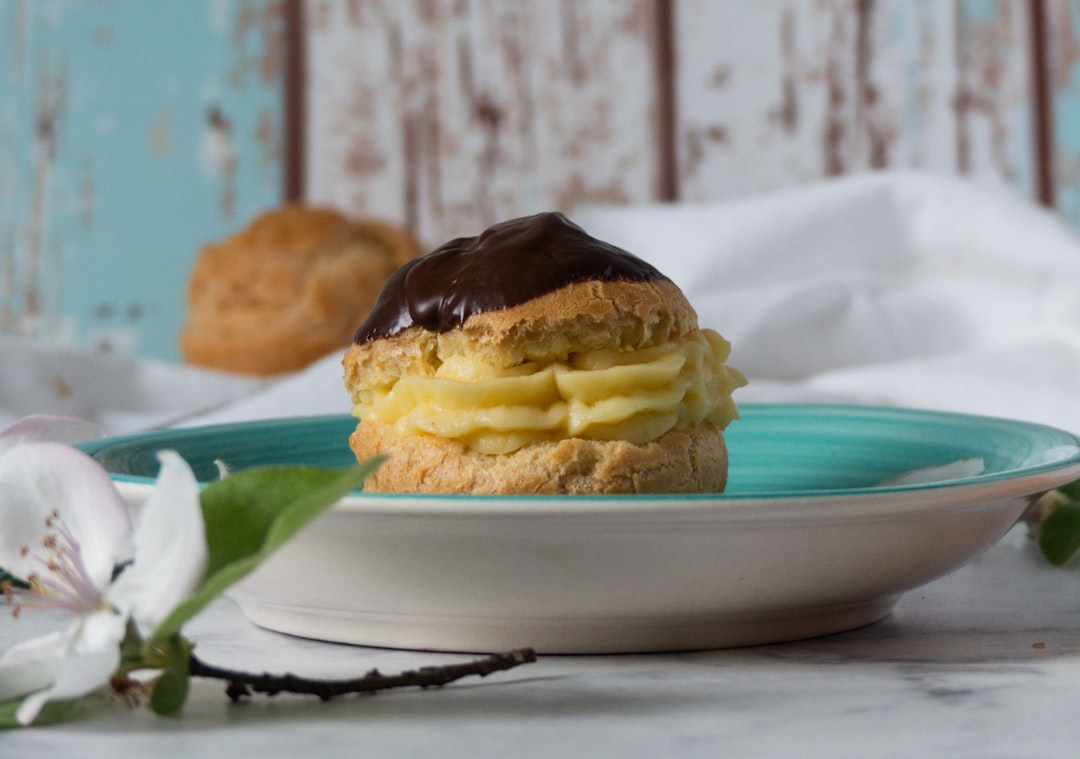 découvrez les délicieuses profiteroles, un dessert français incontournable composé de pâte à choux garnie de crème glacée et nappée de chocolat. une douceur à savourer pour toutes les occasions !
