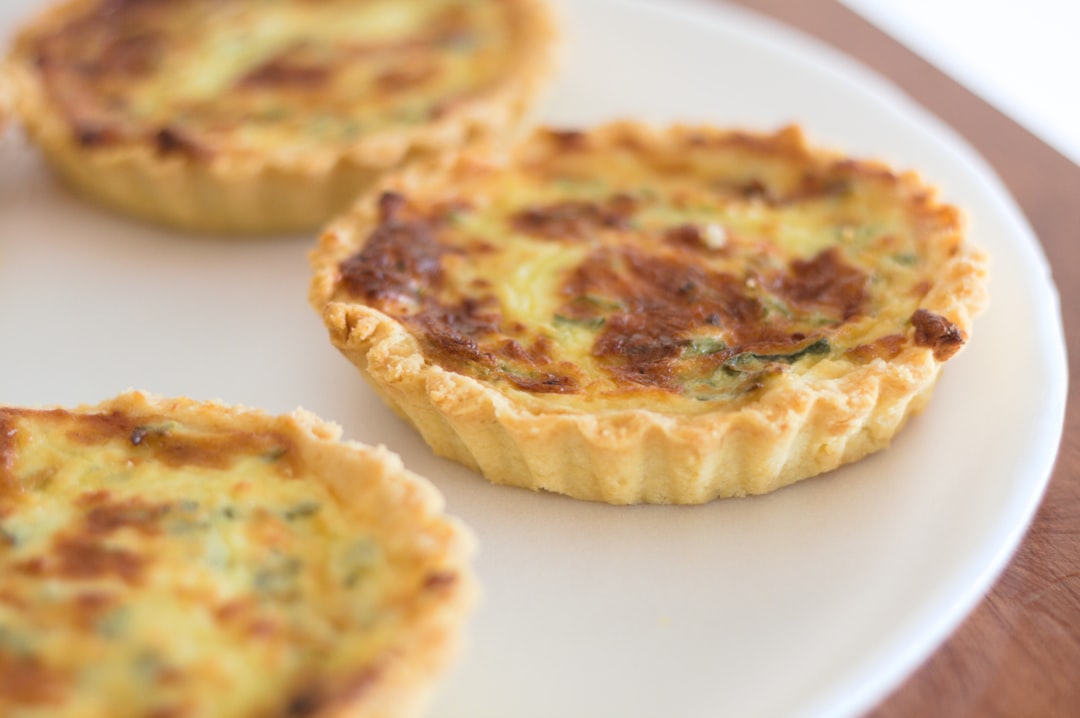 découvrez notre délicieuse recette de quiche, un plat savoureux et réconfortant, idéal pour un déjeuner ou un dîner. facile à préparer, elle peut être garnie de vos ingrédients préférés, que ce soit des légumes frais, du fromage fondant ou des protéines. parfaite pour les repas en famille ou les repas entre amis, cette quiche saura ravir vos papilles !