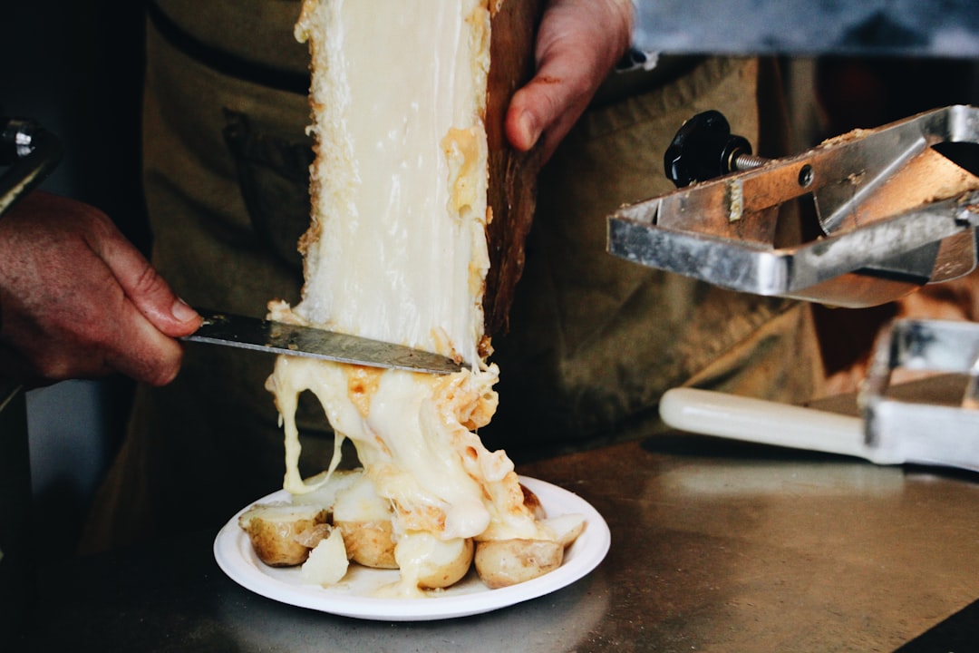 découvrez le plaisir savoureux de la raclette, ce plat emblématique des alpes qui se déguste chaud et fondant. parfait pour les repas conviviaux en famille ou entre amis, apprenez à préparer la raclette idéale avec des fromages fondants, des pommes de terre, des légumes et de la charcuterie. ajoutez une touche de chaleur et de convivialité à vos soirées avec la raclette !