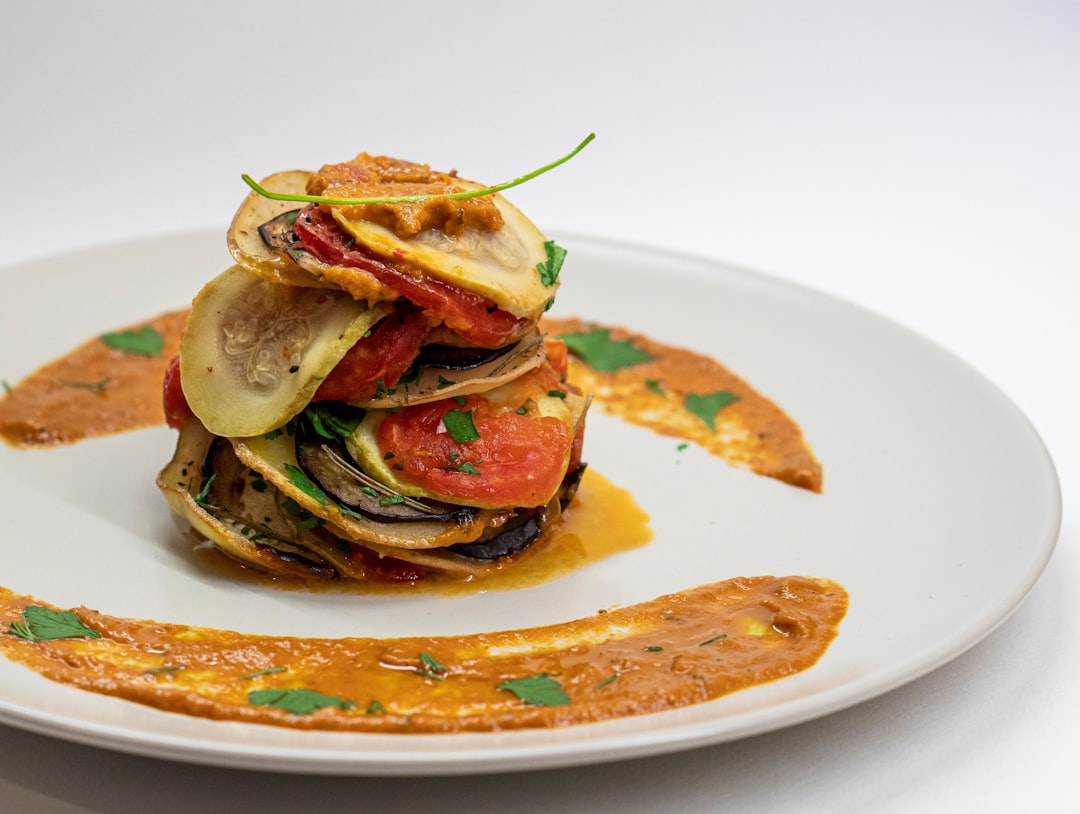 découvrez la recette traditionnelle de la ratatouille, un plat emblématique de la cuisine provençale. savourez un mélange savoureux de légumes frais, d'herbes aromatiques et d'épices, idéal pour accompagner vos repas. plongez dans l'univers coloré et riche de ce délice méditerranéen !