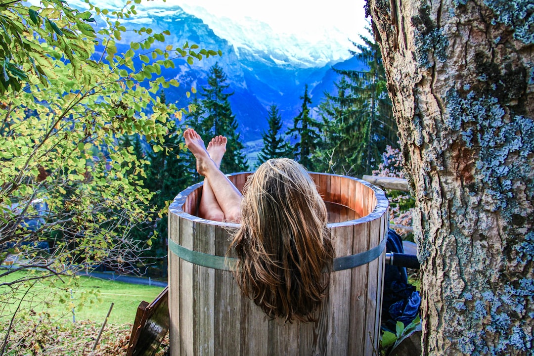 découvrez l'art du bain relaxant avec nos conseils et astuces pour créer une ambiance apaisante. plongez dans un univers de bien-être grâce à des recettes de sels de bain, des huiles essentielles et des techniques de méditation pour transformer votre salle de bain en un véritable havre de paix.