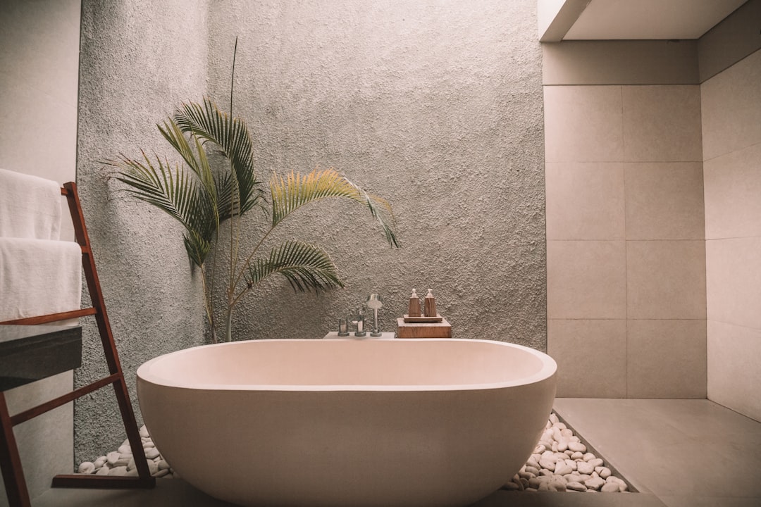 découvrez l'art d'un bain relaxant pour apaiser votre esprit et revitaliser votre corps. offrez-vous un moment de sérénité avec des conseils pour créer une ambiance parfaite et des recettes de bains aux huiles essentielles.
