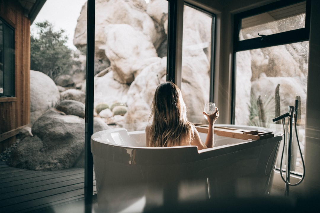 découvrez l'art du bain relaxant avec nos astuces et conseils pour transformer votre salle de bain en un véritable sanctuaire de détente. plongez dans une expérience apaisante grâce à des ingrédients naturels, des huiles essentielles et des rituels bien-être qui rendent chaque bain inoubliable.