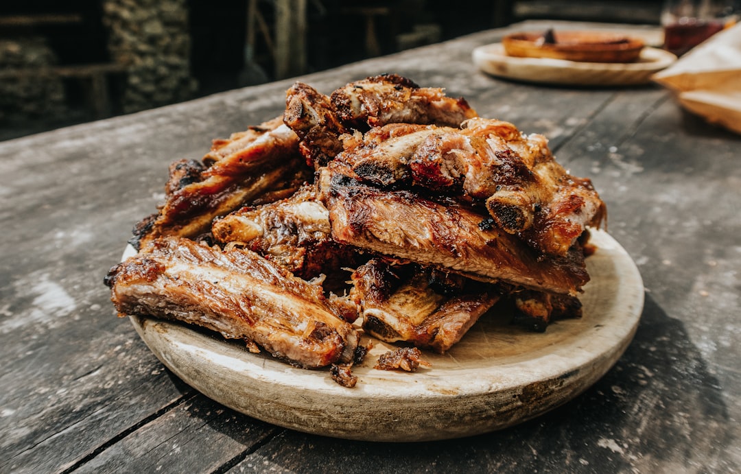 découvrez nos succulentes ribs, tendrement marinées et grillées à la perfection. un véritable délice pour les amateurs de barbecue, accompagnées de sauces savoureuses et d'une garniture gourmande. savourez l'expérience d'une cuisine authentique et savoureuse qui régalera vos papilles !