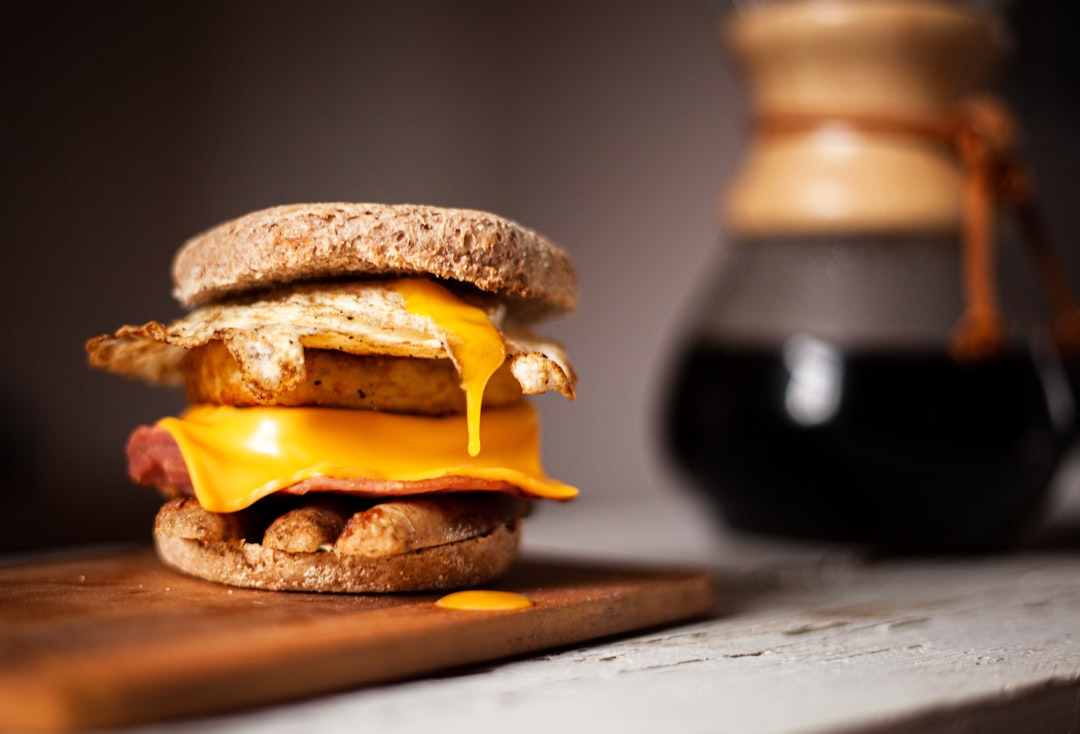 découvrez notre délicieuse recette de sandwich, facile à préparer et parfaite pour un repas rapide ou un pique-nique. variez les ingrédients selon vos envies et régalez vos papilles avec des saveurs uniques et savoureuses.