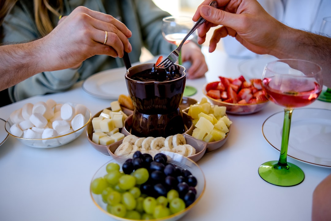 découvrez la délicieuse fondue savoyarde, un plat traditionnel français à base de fromages fondus, idéal pour partager des moments conviviaux en famille ou entre amis. savourez le goût authentique de la savoie avec notre recette facile et réconfortante!