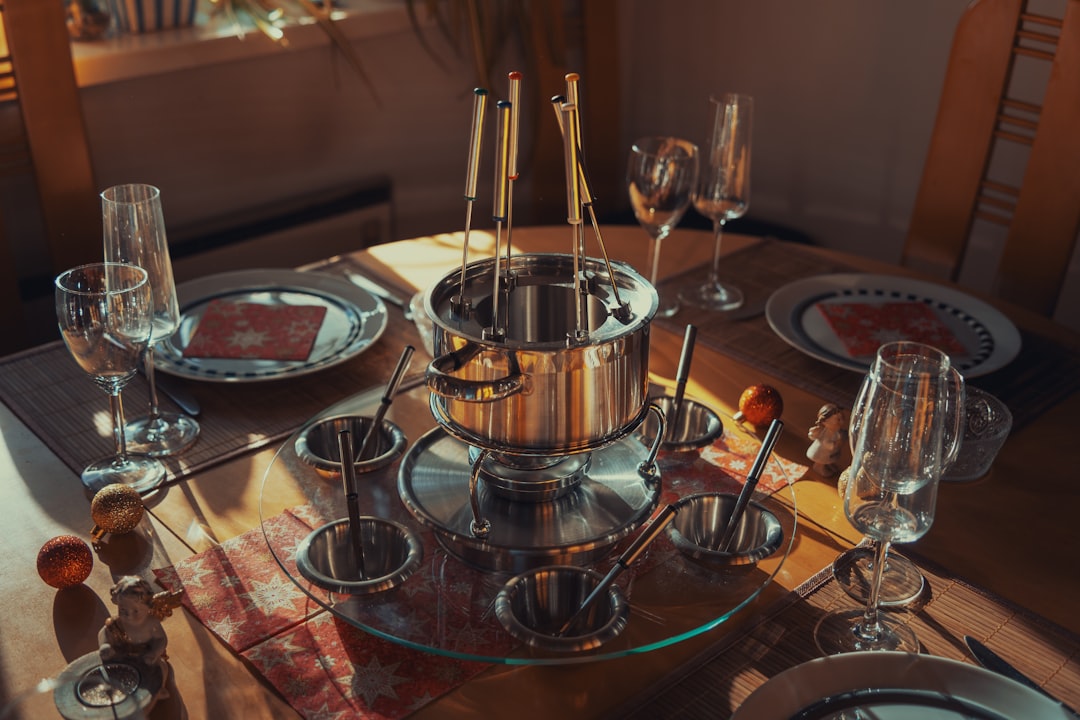 découvrez la délicieuse fondue savoyarde, un plat traditionnel de la région des alpes françaises, alliant fromages fondus, pain croustillant et une ambiance conviviale. parfait pour réchauffer vos soirées d'hiver !