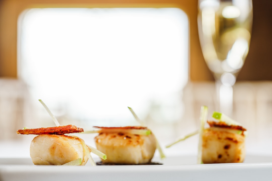 découvrez l'univers des coquilles saint-jacques : des recettes savoureuses, des conseils de préparation et des astuces pour les déguster hautement. plongez dans la gastronomie marine et apprenez à sublimer ce délice des mers!