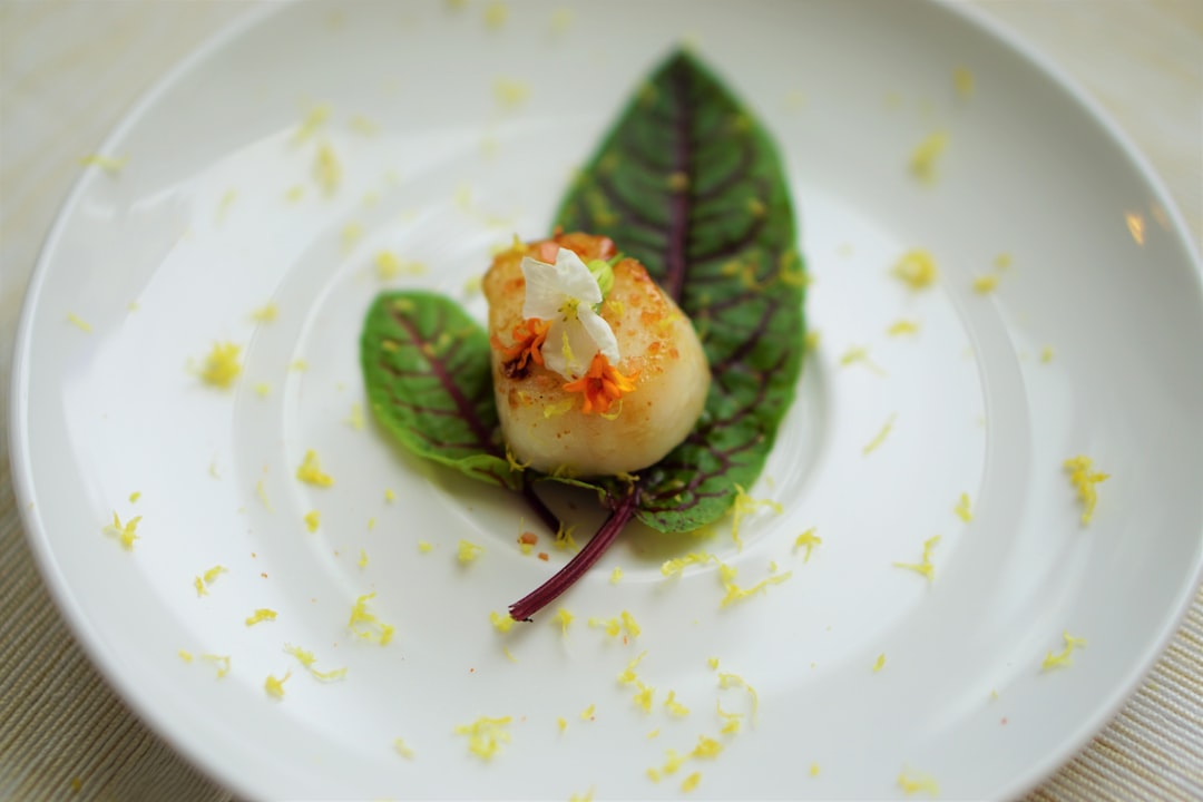 découvrez la délicatesse des coquilles saint-jacques : un plat savoureux et raffiné, parfait pour impressionner vos invités lors d'un dîner. apprenez à les préparer avec des recettes simples et savoureuses qui feront de vos repas une expérience culinaire inoubliable.